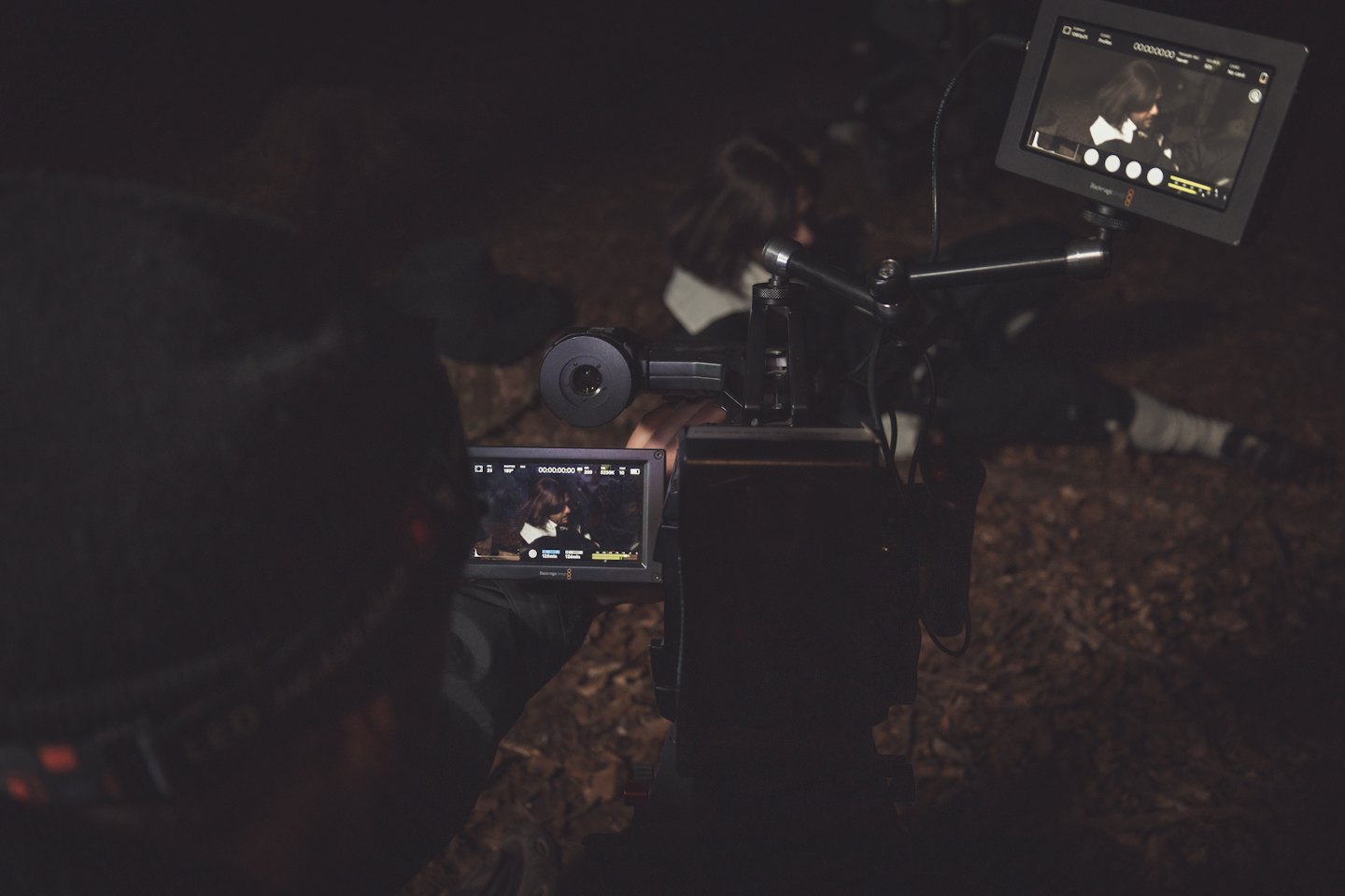Videograaf bekijkt beelden op twee Blackmagic monitoren.